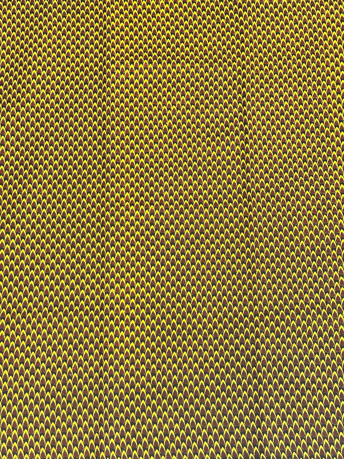 Motivo escamas amarillo y granate