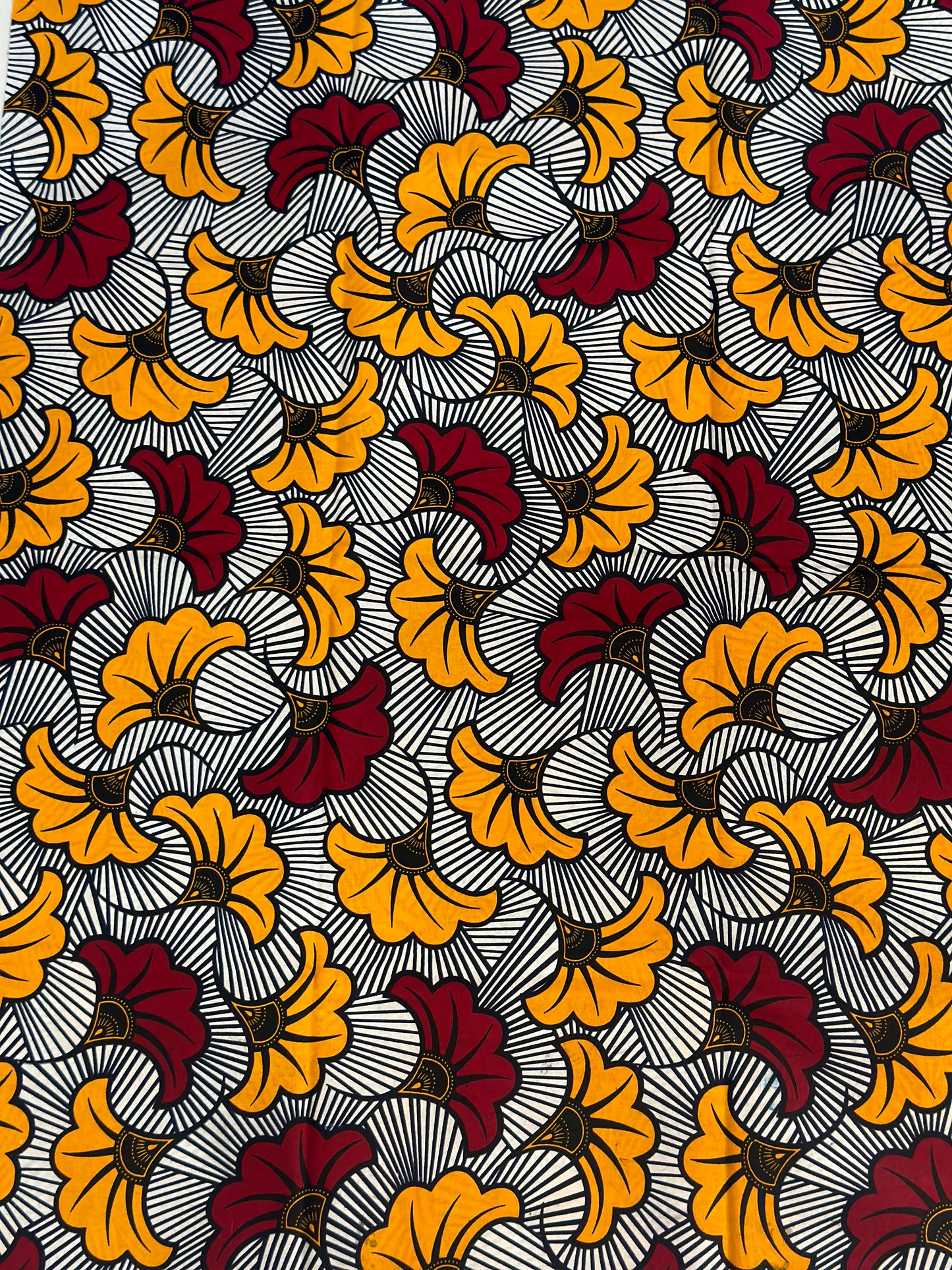 Fondo blanco flor naranja y rojo