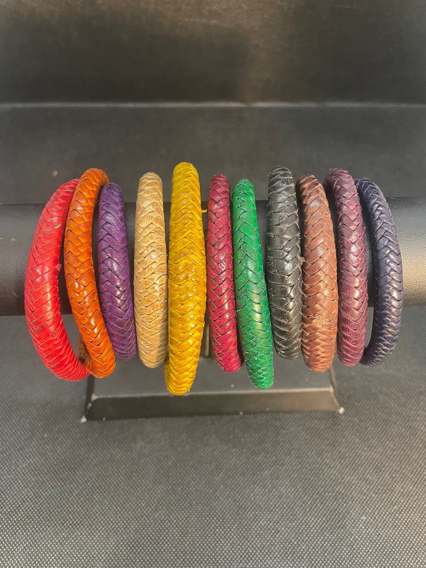 Pulseras cuero colores 8